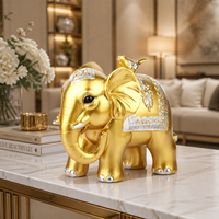 Sculpture élégante en résine Art Déco d'éléphant doré avec ornement d'oiseau pour la décoration du salon, du bureau et des étagères