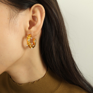 ต่างหูรูปตัว C เหล็กไทเทเนียมชุบทอง 18K ประดับเพชรและไข่มุก สำหรับผู้หญิง สวมใส่ได้ทุกวัน ดีไซน์ทรงเรขาคณิต EH717 - Product Image 4