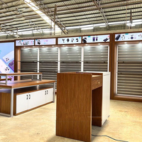 Vitrine de magasin pour l'électronique avec cadre en MDF peint, étagères en verre et structure en acier inoxydable pour accessoires de téléphonie et de vidéosurveillance