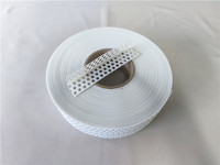 Bande de protection d'angle en PVC perforé blanc auto-adhésive pour cloisons sèches en rouleau