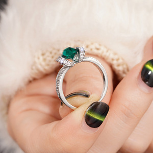 Anello da donna con smeraldo verde, gioiello elegante e di lusso, accessorio per feste e matrimoni, idea regalo. - Product Image 5