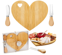 Nouveau design de planche à fromage en bois en forme de cœur en gros plateau à collation en bois plateau de service en bois pour les fêtes à la maison