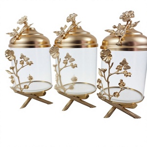Recipiente de vidrio transparente premium con tapa plateada y anillo decorativo dorado. Elegante bote redondo de vidrio con metal dorado y plateado. - Product Image 1