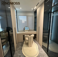 Conception de dressing moderne de luxe sur mesure avec aménagement de placards intégrés pour projets d'aménagement intérieur résidentiel