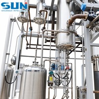 Colonne de distillation industrielle pour la récupération d'alcool et l'extraction d'ingrédients alimentaires avec recyclage en circuit fermé des solvants