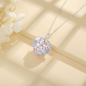 Collar de Moda Chapado en Plata con Bola de Sonido y Jaula de Corazón de Circonita Isunni Jewelry para Mujeres Embarazadas - Product Image 3