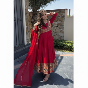 ATRACTIVO HILO DE SEDA ROMANA CON BAJA DE TRABAJO SECUENCIA CON DUPATTA ROJA - Product Image 1