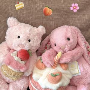 ตุ๊กตา<span class=keywords><strong>หมี</strong></span>สีชมพูสไตล์เค้กสตรอว์เบอร์รี่ Jellycat รุ่นใหม่<span class=keywords><strong>ป</strong></span>ี 2025 ของเล่นตุ๊กตาขนนุ่มสำหรับเด็ก ของขวัญน่ากอด รุ่น<span class=keywords><strong>ลิ</strong></span>มิเต็ดเซี่ยงไฮ้ สำหรับขายข้ามประเทศ - Product Image 4