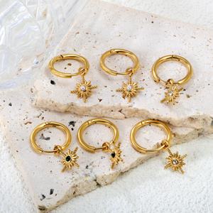 Pendientes de Aro Vintage con Diamantes en Forma de Estrella, Chapados en Oro de 18K, Acero Inoxidable Hipoalergénico, Joyería Resistente al Agua, Sin Deslustre - Product Image 1
