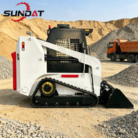 Zuverlässige, kraftstoffbetriebene Feldmaschine für landwirtschaftliche Projekte, eingebaut in einen Kompaktlader für Materialtransport.