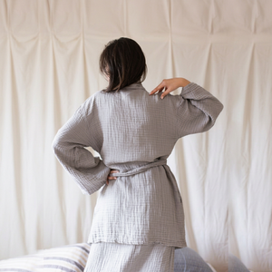 Robe longue en mousseline de coton à 3 couches pour femmes, col en V, manches longues, peignoir classique doux, couleur unie, fermeture à cordon - Product Image 1