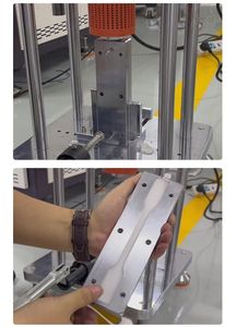 Mini machine verticale de moulage par injection plastique 30g 50g <span class=keywords><strong>pour</strong></span> la fabrication de câble d'alimentation de chargeur <span class=keywords><strong>pour</strong></span> matériaux PC HDPE PET ABS EVA PP EPS - Product Image 5