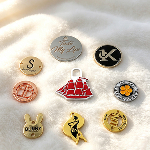Badge en laiton martelé, fabriqué sur mesure, pour pochette rétro, insigne de mode gaufré - Product Image 5