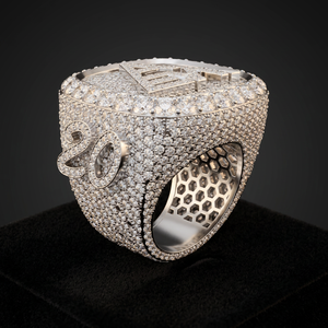 Anillo de banda estilo hip hop con moissanita helada, microengaste brillante, diseño de letra personalizado, unisex, chapado en oro sobre plata de 14 quilates, 35.00 g, regalo - Product Image 1