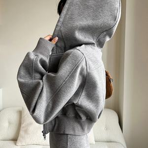 Ensemble de survêtement décontracté pour femme OEM, avec sweat à capuche court zippé à manches longues et jupe, couleur unie, avec capuche élégante et poches - Product Image 3