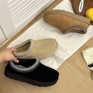 Bottes d'hiver ethniques de qualité supérieure OEM ODM, pantoufles plates en cuir et laine intégrées antidérapantes pour hommes et femmes, chaussures de couple - Product Image 4