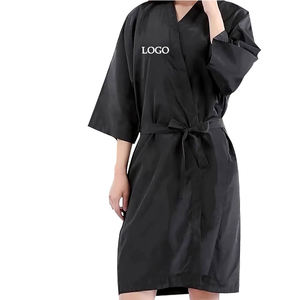Robes de salon de haute qualité avec logo personnalisé, imperméables, pour la beauté, la coiffure, le salon de coiffure, kimono pour client, vêtement de coiffeur, taille ajustable, 100% - Product Image 2