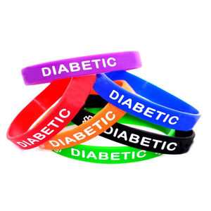 Üretici promosyon hediye hiçbir minimum debossed çevre dostu çift taraflı silikon kauçuk bilezik özel silikon bileklik - Product Image 4