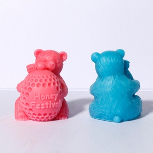 Molde de silicona 3D de abrazo de oso panal de abeja para velas - Molde reutilizable y antiadherente para hacer velas de cera de abeja/pilar DIY - Product Image 3