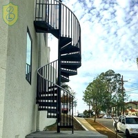 Escalier en colimaçon moderne en fer et acier pour intérieur avec rampe en verre pour petits espaces, appartements, villas, hôtels, écologique et durable