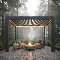 Pergola à lames orientables en aluminium avec gouttière et descente d'eau intégrées, motorisée, écologique, pour balcon et patio de villa