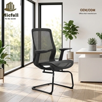 Chaise de visiteur noire à dossier moyen, accoudoirs fixes, assise entièrement en maille, pieds antidérapants, non pivotante, ergonomique, moderne, de luxe, pour cadre dirigeant