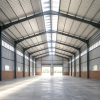 Atelier à structure métallique à portique libre, poutres en H, puits de lumière, aérateur à persiennes, lambris en briques, usine