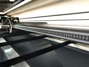 Machine de <span class=keywords><strong>découpe</strong></span> <span class=keywords><strong>laser</strong></span> industrielle haute vitesse pour tissus, cuir synthétique et daim, machines de <span class=keywords><strong>découpe</strong></span> <span class=keywords><strong>laser</strong></span> CO2 - Product Image 5