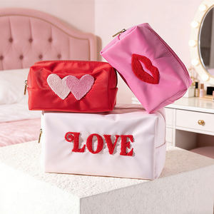 Sac à cosmétiques en nylon personnalisé à la vente, broderie en chenille LOVE, trousse de maquillage avec fermeture éclair - Product Image 1
