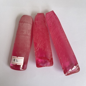 # พลอยคอรันดัมสีชมพูสังเคราะห์ 2 เม็ด แบบหยาบยังไม่ได้เจียระไน - Product Image 1