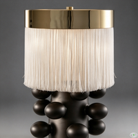 Lampe de chevet élégante de haute qualité, base sphérique en métal, abat-jour en crêpe crème, style mid-century.
