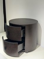 Table de chevet cylindrique moderne en bois fumé, 2 tiroirs, design écologique fait main, poignée noire, finition expresso pour chambre d'hôtel