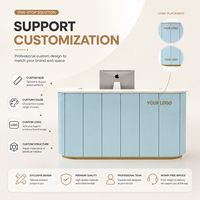 Bureau de réception incurvé à lattes verticales minimalistes avec éclairage LED, couleur personnalisée, table de hall pour salon de beauté et spa des ongles