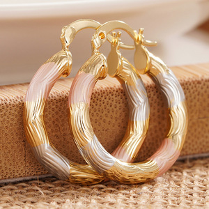 Orecchino a clip in metallo a tre colori con texture lineare, gioiello elegante e minimalista, stile moderno - Product Image 1