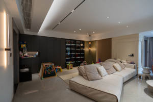 Meuble à chaussures d'entrée moderne avec rangement intégré, portes en verre à cadre noir et éclairage LED. - Product Image 2