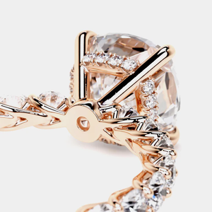 Elegante Anillo de Diamantes con Piedras Laterales de Oro Amarillo de 18 Quilates, Diamante Central de Corte Esmeralda con Detalles Laterales Brillantes, Joyería Fina para Bodas - Product Image 2