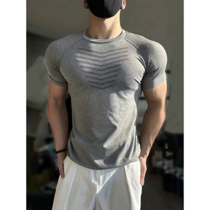 T-shirt de sport sans couture pour homme en tissu Dobby, séchage rapide, respirant, motif léopard, coupe ajustée, pour la gym - Product Image 4