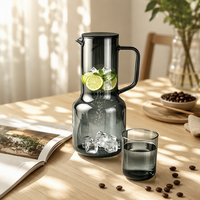 Pichet à eau moderne en verre coloré de 1600 ml avec couvercle, poignée et bec verseur – Compatible micro-ondes, sans BPA, pour eau froide/chaude, thé glacé, boissons, cuisine