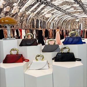 Nouveau sac à main pour femmes en forme de cheval, avec une personnalité créative, une garniture en pompon, des rivets originaux, une sangle réglable, un sac à bandoulière - Product Image 2
