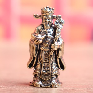 1 pièce Miniature en laiton, Ornement Artisanal Rétro Solide, représentant un Dieu <span class=keywords><strong>de</strong></span> la Richesse avec lingot et Ruyi, pour décoration <span class=keywords><strong>de</strong></span> bureau ou figurine <span class=keywords><strong>de</strong></span> thé - Product Image 1