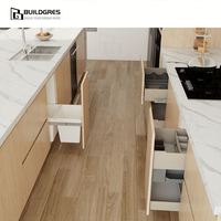 Cuisine sur mesure avec plan ouvert, porte d'armoire en bois grainé, surface facile à nettoyer pour un usage quotidien