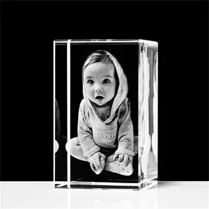Honneur de cristal K9 cristal gravé à l'intérieur du cube photo en cristal holographique 3D pour souvenir avec votre propre image