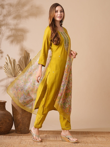 <span class=keywords><strong>Sari</strong></span>/<span class=keywords><strong>Sari</strong></span>/Chari <span class=keywords><strong>Jaune</strong></span> Fantaisie en Coton Chanderi Pur, Broderie Traditionnelle Lourde, Vente en Gros pour l'Exportation, Idéal pour les Fêtes Indiennes Féminines - Product Image 3