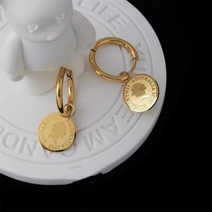 ต่างหูทรงกลมประดับจี้เหรียญทองโบราณรูปพระราชินีเอลิซาเบธ - Product Image 3