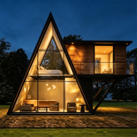 Maison triangulaire moderne en structure acier respirante et personnalisable avec design mobile extensible, garantie 1 an pour l'hébergement touristique