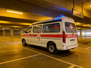 Nueva Ambulancia de Emergencia con Carrocería Tipo Caja, Diésel Manual, Equipo Médico EURO 5, <span class=keywords><strong>Precio</strong></span> de Transporte con Aislamiento - Product Image 2