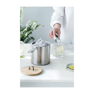 Secchiello per ghiaccio Cubitera Nordic in acciaio inossidabile con coperchio in legno e maniglia in metallo per raffreddare le bevande - Product Image 2
