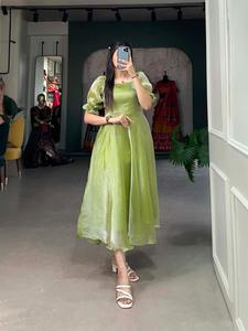 Los últimos diseños indios tradicionales modernos Vestidos cortos de seda Kurtis para Pub Club Party Wear Disponible a precio al por mayor - Product Image 4