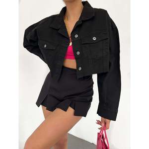 Chaqueta Corta de Mezclilla Negra con Bolsillos Dobles, 100% Algodón, Estilo Crop Top de Moda para Mujer - Product Image 1