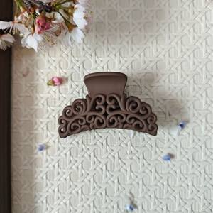 Pinza para el Cabello Grande de 6.5cm, de Plástico Ligero, para Uso Diario, Estilo Elegante, en Colores Negro, Café, Marrón Oscuro y Camel - Product Image 3